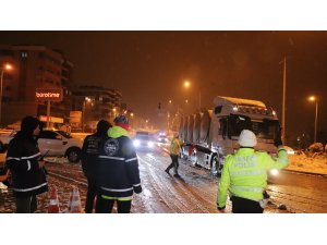 Antalya karayolunda ulaşıma kar engeli