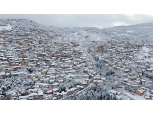 Bursa’da kar yağışı kartpostallık görüntüler oluşturdu