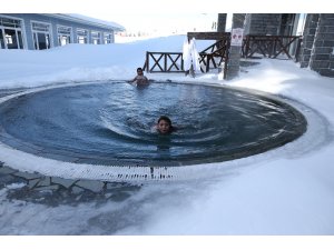 Zirvede turistlerin kar üstünde hamam sefası