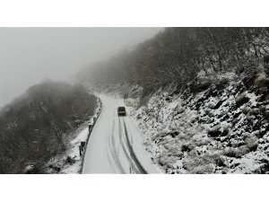 Karda yolda kalanlar onu arıyor