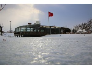 Elazığ’da süs havuzları dondu, ortaya kartpostallık görüntüler çıktı