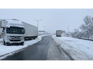 37 aracın zincirleme kaza yaptığı TEM tek şeritten trafiğe açıldı