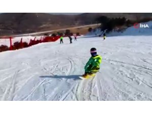 Çin’de 3 yaşındaki kız çocuğundan snowboard gösterisi