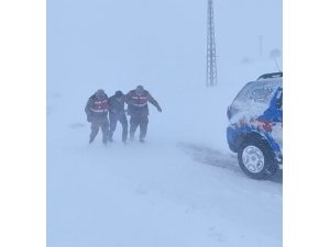 Aracı arza yapan ve donma tehlikesi geçiren şahsı jandarma kurtardı