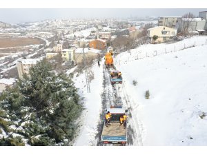 Küçükçekmece Belediyesi ekipleri gün boyunca kar küreme ve tuzlama çalışmalarına devam etti