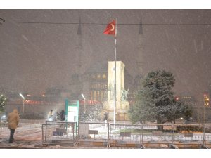 Taksim’de kar yağışı etkisini sürdürüyor