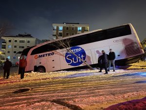 Sancaktepe’de yolcu otobüsü buzlanan yolda yan yattı