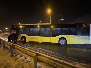 Kar lastiği olmayan İETT otobüsü 500T yolda kaldı