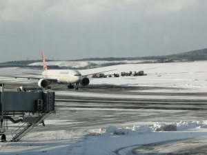 İstanbul Havalimanı’nda karla mücadele kesintisiz sürüyor
