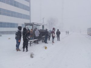 Evine gitmek isteyen vatandaşlar durakta kaldı