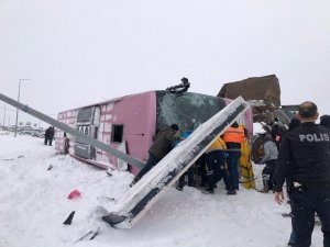 Yolcu otobüsü karlı ve buzlu yolda şarampole yuvarlandı: 1’i ağır 10 yaralı