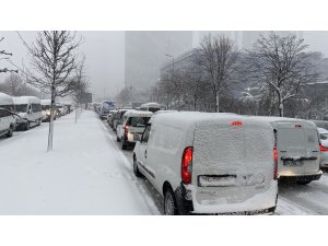 Karda yolda kalan vatandaş tepki gösterdi: "İstanbul diyorlar, İmamoğlu diyorlar, bu hal nedir"