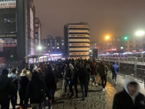 Metrobüs duraklarındaki yoğunluk havadan görüntülendi