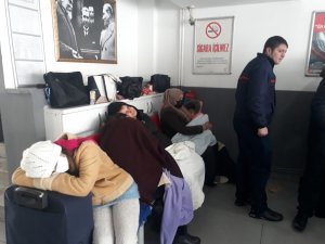 Otobüs seferleri durduruldu vatandaşlar otogarda mahsur kaldı