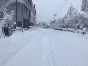 Kar kalınlığı 90 santimetreyi buldu, vatandaş metreyle ölçtü