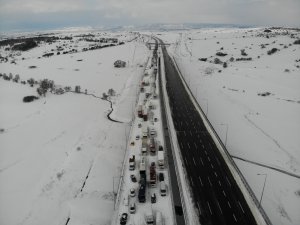 Kuzey Marmara Otoyolu’nda mahsur kalan onlarca tır drone ile görüntülendi