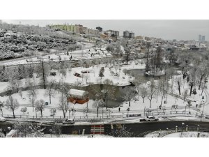 Kar esaretindeki İstanbul’da karın tadını çıkarttılar