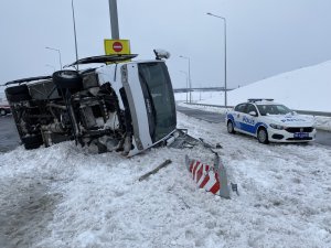 Karlı yolda servis minibüsü yan yattı: 3 yaralı