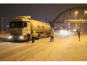 Aksaray-Adana ve Nevşehir karayolları kar ve tipi nedeniyle tırlara ulaşıma kapatıldı