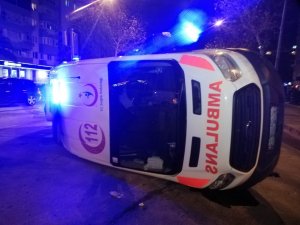 Otomobil ile çarpışan ambulans yan yattı: 3 yaralı