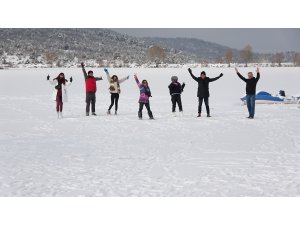 Doğa harikası gölet dondu...Üzerine yazı yazdılar