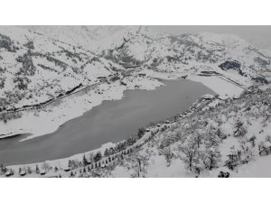 Amasya’daki Baraj Gölü ilk kez buz tuttu