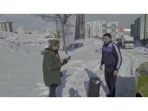 Taksicinin turistle imtihanı kamerada