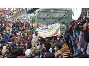 Hindistan’da protestocular treni ateşe verdi