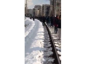 Marmaray Suadiye istasyonunda tren arıza yaptı, yolcular diğer istasyona yürüdü