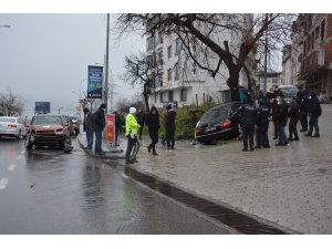 İki otomobil kafa kafaya çarpıştı, kaza anı kamerada