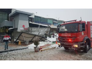 Kar yığınını taşıyamayan tente mühendisin üstüne çöktü