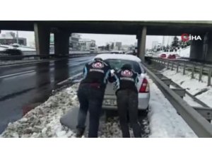 İstanbul’da polis ekipleri karda kalanlara yardım etti