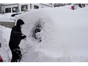 2 metreyi aşan karın altında kaybolan araçlarını arıyorlar