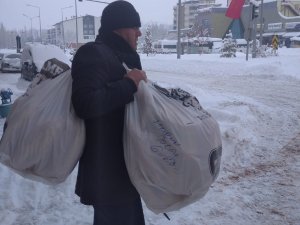 Kar nedeniyle evlerinden çıkamayanlara sırtında ekmek taşıdı