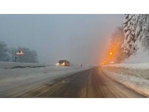 Bolu Dağı’nda yoğun kar yağışı ve sis etkili oluyor