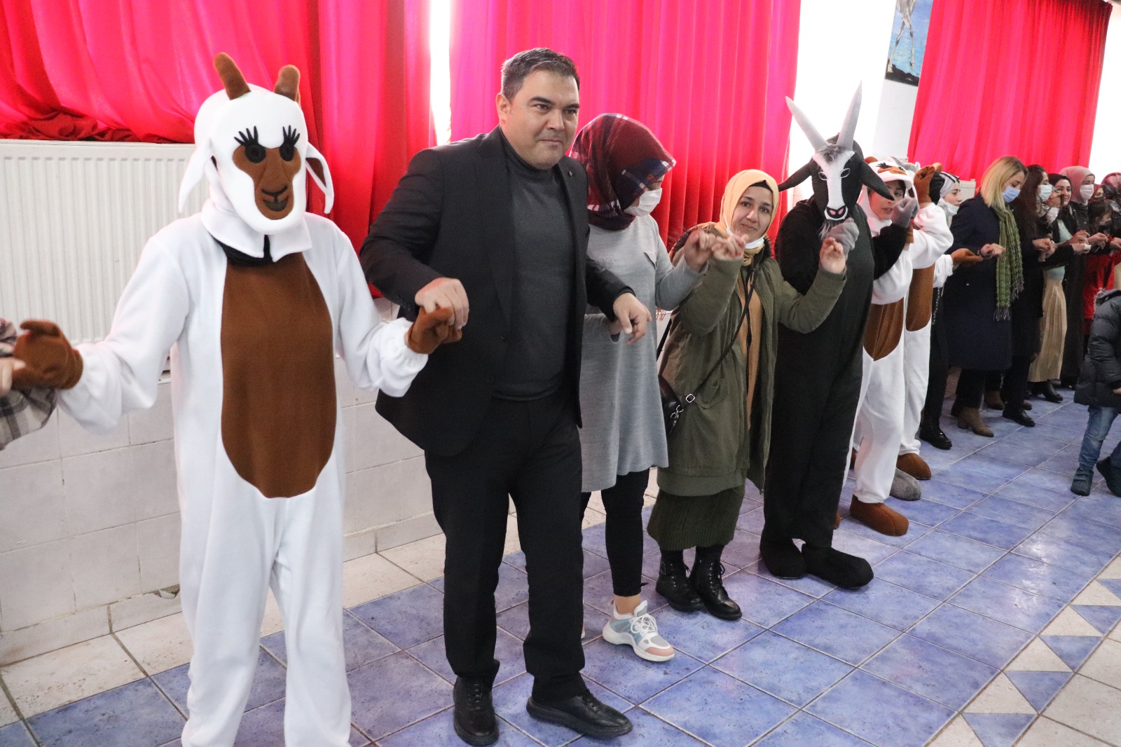 Diyadin'de Kadın Çığlığı Erbane Grubu'ndan ağıt ve halaylı konser