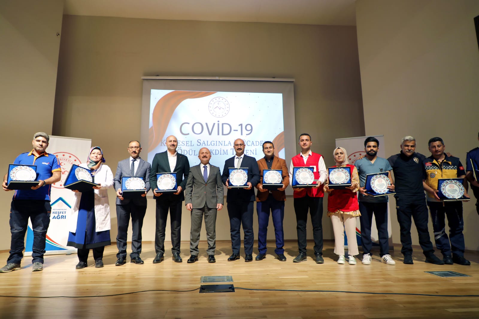 Covid-19 İle Mücadelede Ön Safta Görev Yürüten Kamu Çalışanları Ödüllendirildi