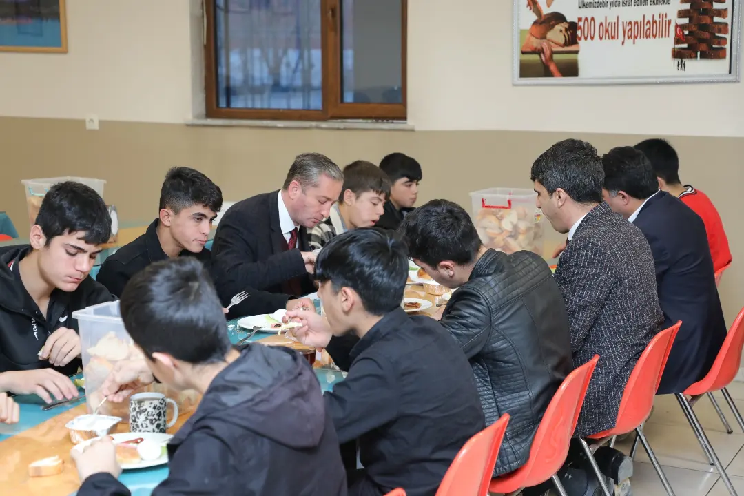 Ağrı Milli Eğitim Müdürü Kökrek, öğrencilerle kahvaltıda buluştu