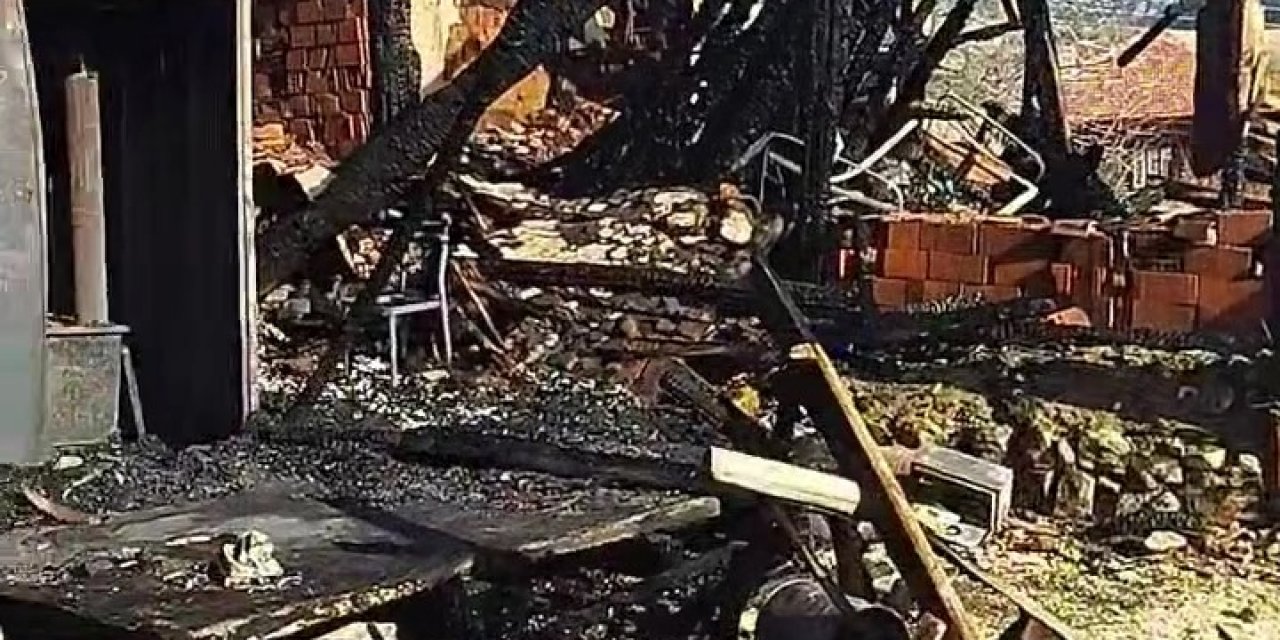Canlı yayın yaparak evini yaktı