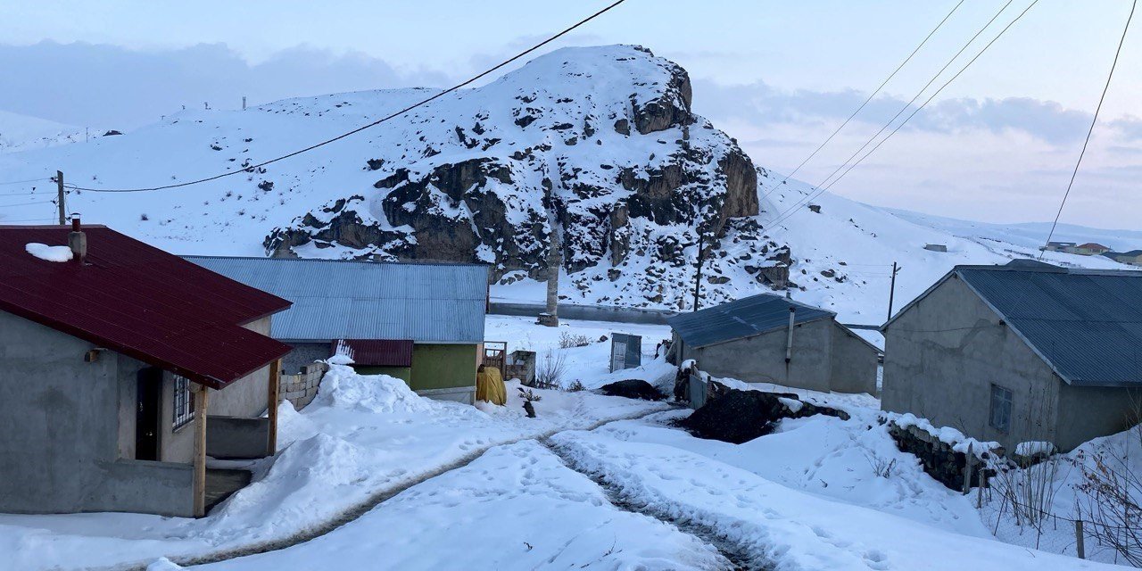 Ağrı’da kar yağışı köy yollarını kapattı
