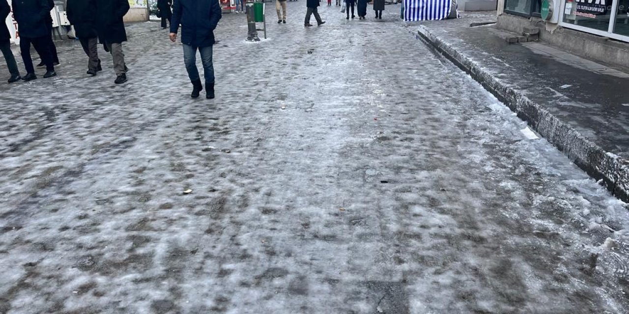 Ağrı’da caddeler buz pistine döndü