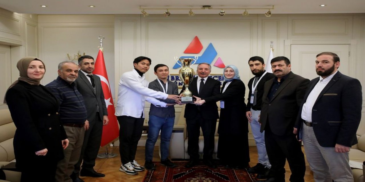 Rektör, Türkiye birincisi olan öğrencileri kabul etti