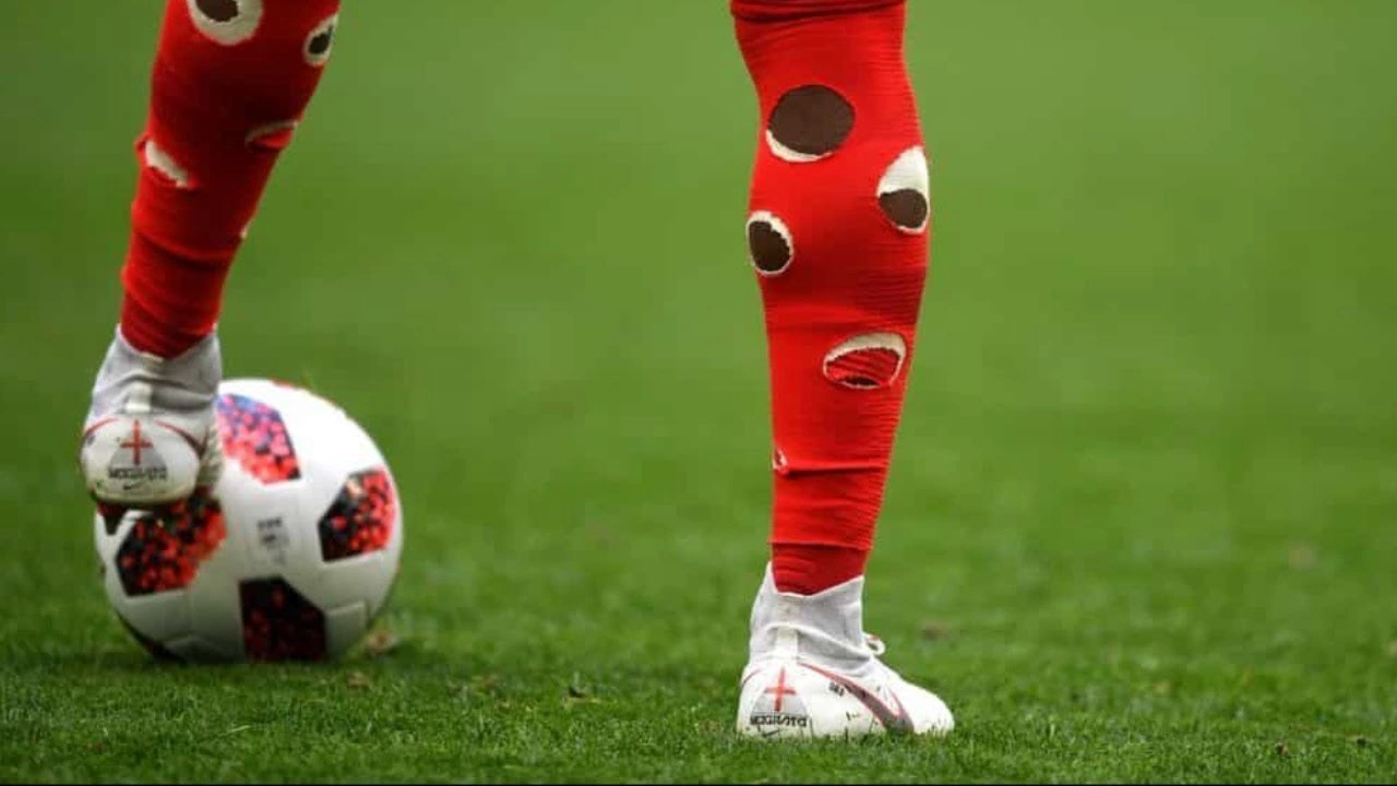 Futbolcular Çoraplarını Neden Keser?