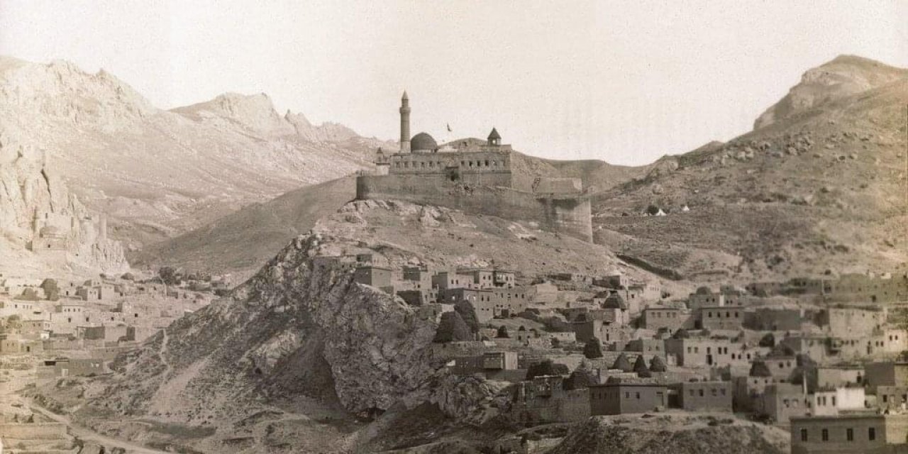 İshak Paşa Sarayı'nın Tarihî Fotoğrafı: Bir Zamanların İhtişamı ve Günümüzdeki Değişim