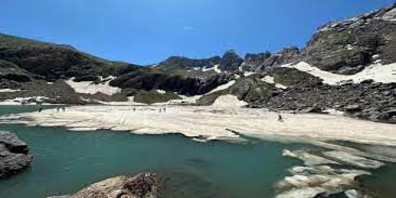 Hakkari'nin Büyüleyici Görüntüsü: Cilo Dağları ve Sat Buzul Gölleri