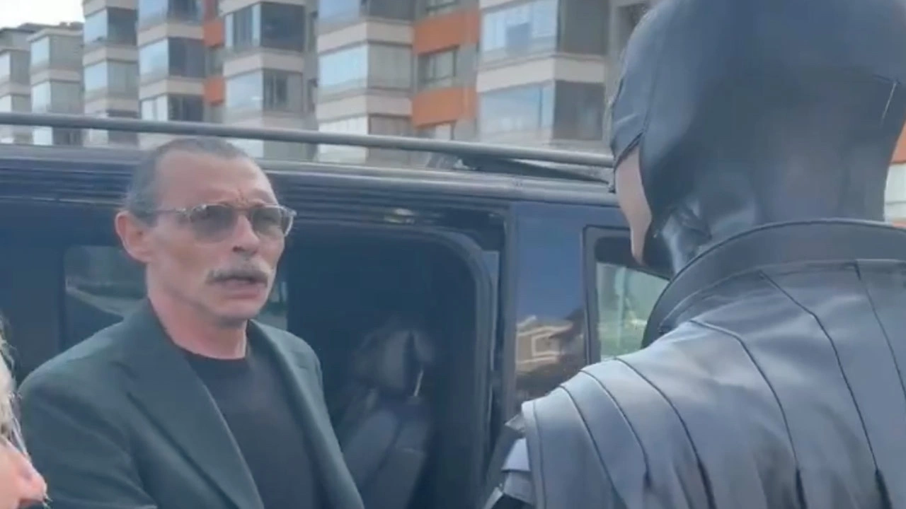 Erdal Beşikçioğlu, Batman Kostümüyle Karşılaşınca Kahkahaların Sesi Yükseldi: İlk Tepkisi Herkesi Güldürdü