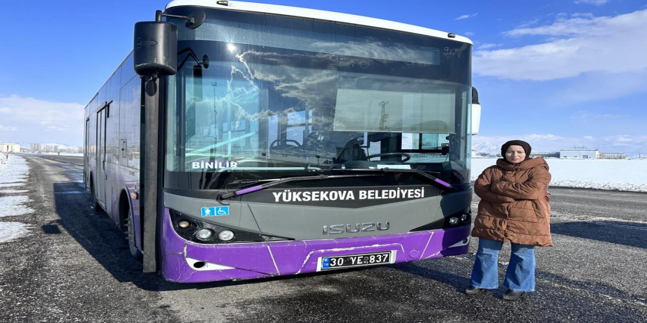 Yüksekova'nın İlk Kadın Otobüs Şoförü Züleyha Arslan: Direksiyon Başında Erkeklere Taş Çıkartıyor