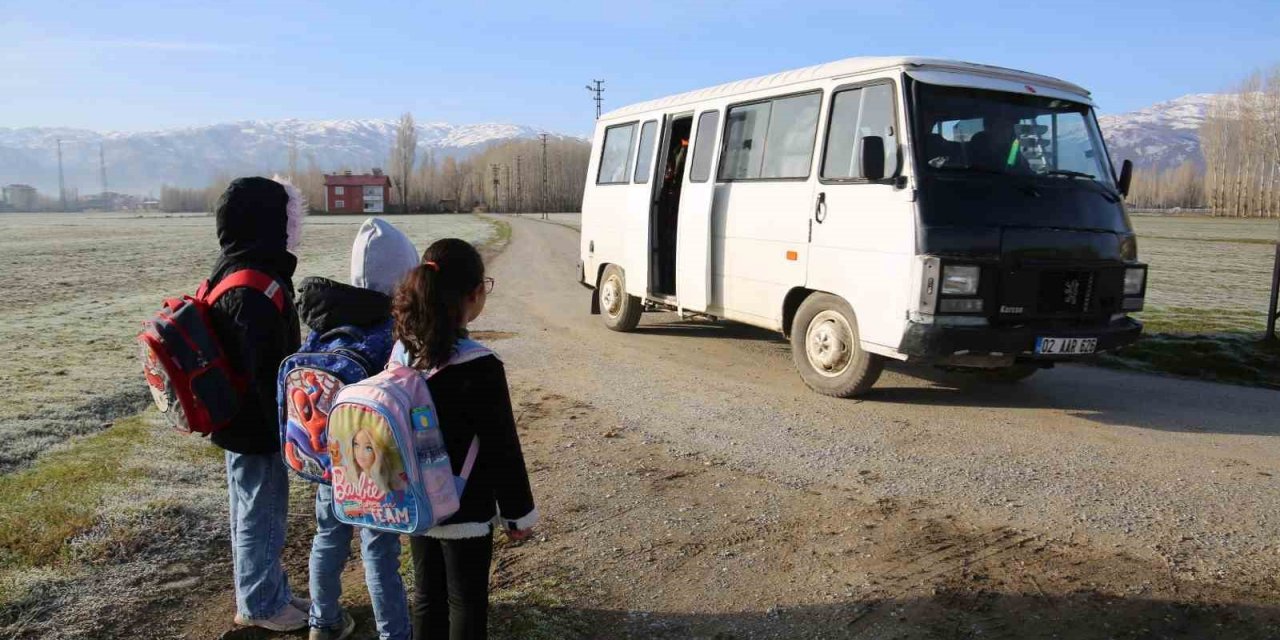 Öğrencileri ücretsiz taşımak için krediyle minibüs aldı