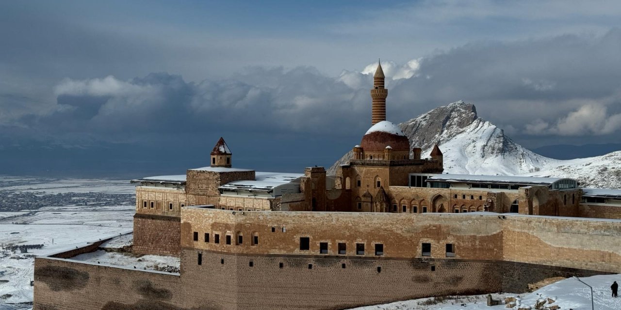 İshak Paşa Sarayı’nda Kış ayrı güzel!