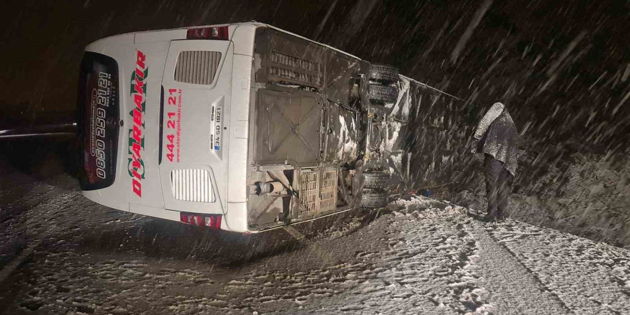 Ağrı'dan yolcu alan yolcu otobüsü Bingöl'de yan yattı: 21 yaralı